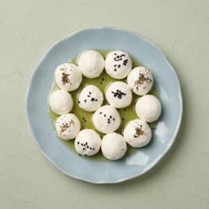 لبنة غنم بلدية مكورة ومتبلّة بزيت الزيتون.