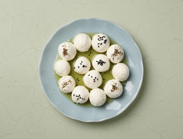 لبنة غنم بلدية مكورة ومتبلّة بزيت الزيتون.